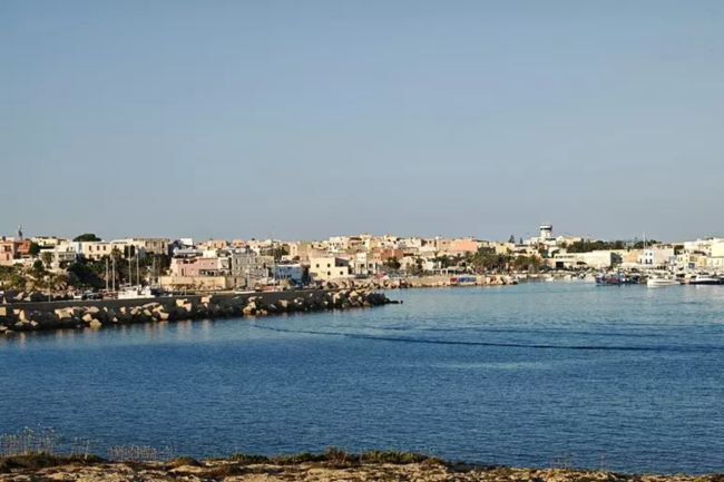 Lampedusa, trovato in mare un relitto con scritte israeliane: ipotesi satellite o serbatoio