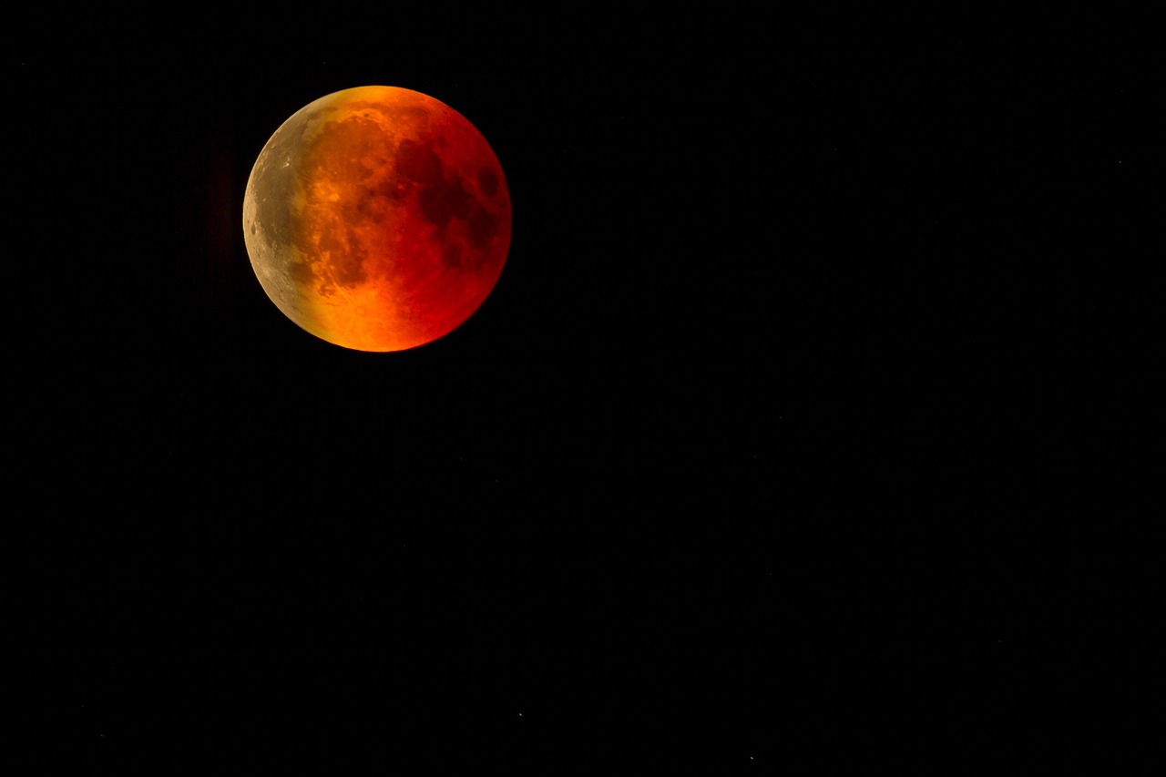 Luna Fragola, stasera la spettacolare eclissi totale che donerà al buio un tocco di “rosso fuoco”