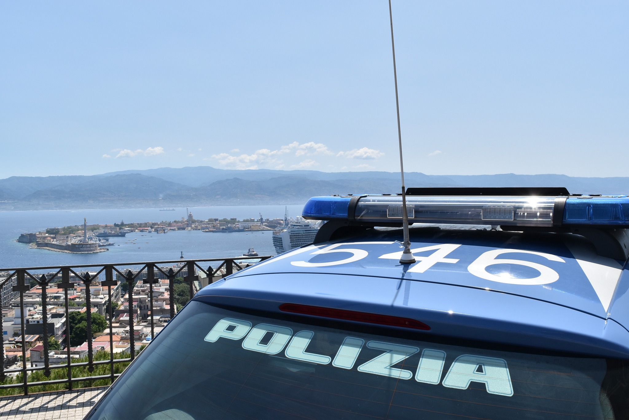 Messina, spacca i vetri delle auto con una stampella e ruba oggetti: arrestato 60enne reggino