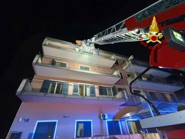 Giarre, i vigili del fuoco intervengono per soccorrere un’anziana con entrambi i femori fratturati