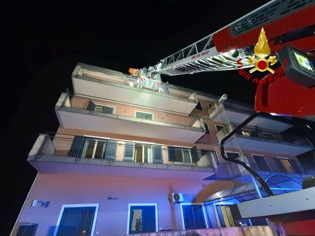 Giarre, i vigili del fuoco intervengono per soccorrere un’anziana con entrambi i femori fratturati Giarre, i vigili del fuoco intervengono per soccorrere un’anziana con entrambi i femori fratturati