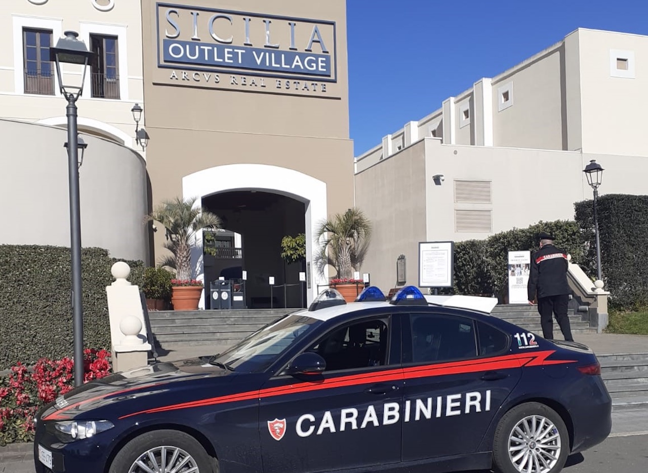 Agira, tre interventi dei Carabinieri: arrestato un ladro in appartamento e due denunce per furti al Sicilia Outlet Village