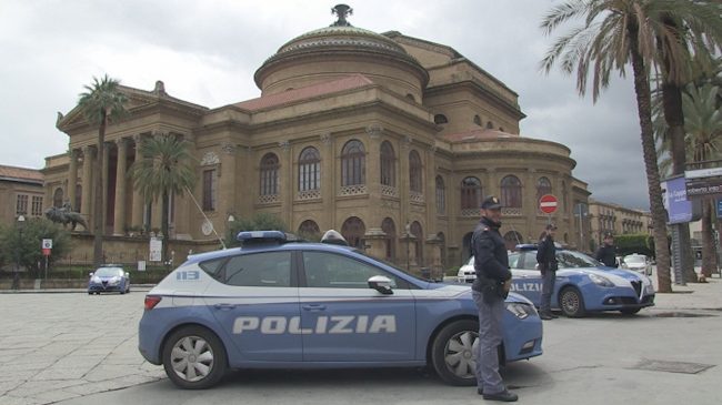 Palermo, arrestati tre giovani per furto aggravato a piazza Verdi