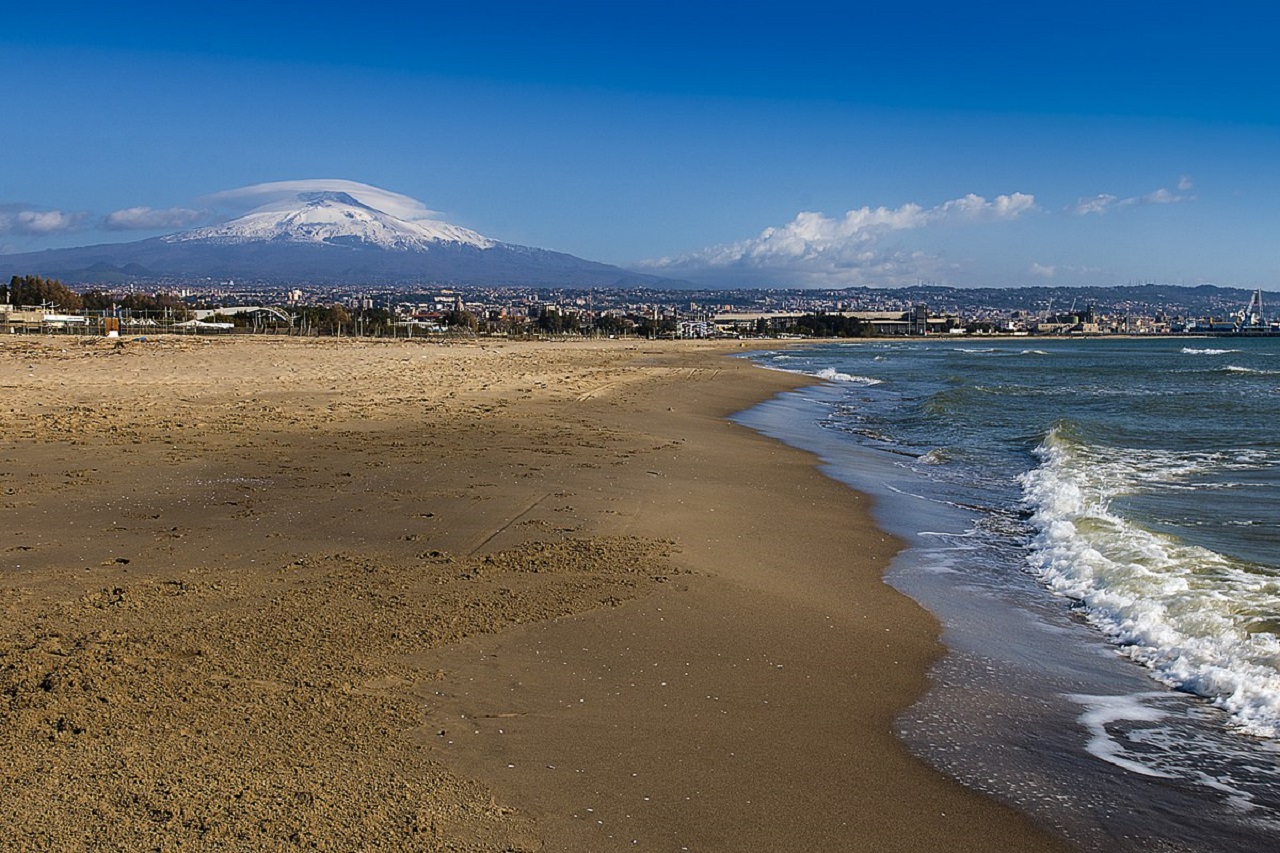 Malore nel mare della Playa di Catania: muore un uomo