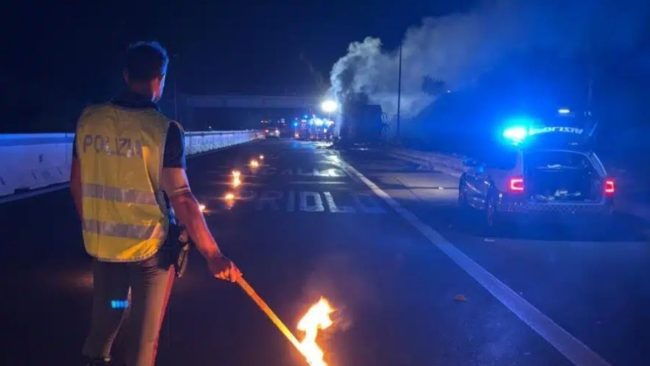 Veicolo in fiamme sulla Stradale 114: deviazioni verso Catania
