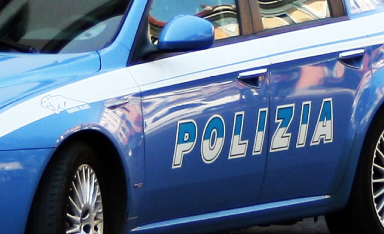 Girava con una mazza da baseball e dosi di droga in auto: arrestato gelese