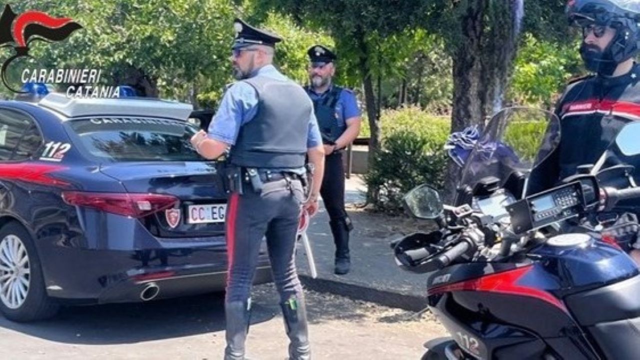 Vicini di casa “in guerra”: denunciato 95enne tra martellate e minacce