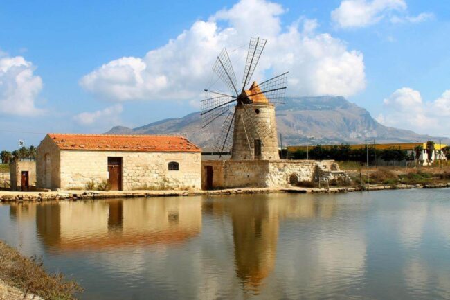 Ritardi e mancanza di fondi, i mulini di saline di Trapani rischiano di morire: “Serve una risposta”