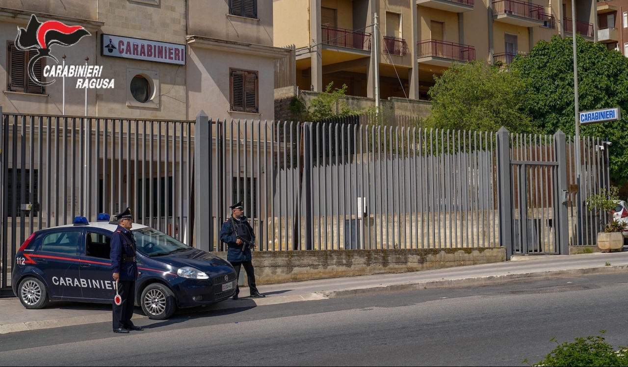 Scicli, lite tra stranieri degenera in sparatoria e accoltellamento: tre feriti e un fermo