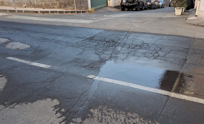 Perdita d’acqua in via Leucatia: Sidra esclude responsabilità sulla rete idrica