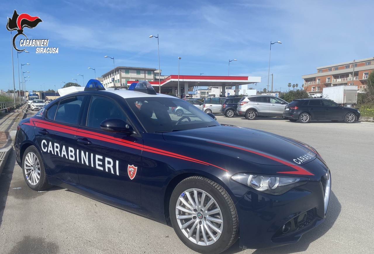 Augusta, arrestato uno spacciatore 20enne: trovati anche 925 euro in contanti