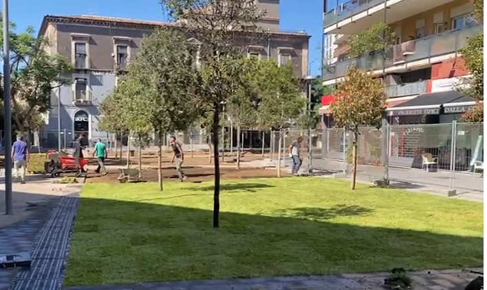 Catania, piazza Turi Ferro cambia volto: ultimi ritocchi per la nuova area verde