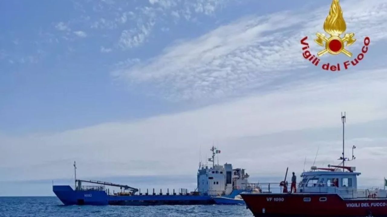 Ancora incagliato il peschereccio finito contro gli scogli nel Palermitano