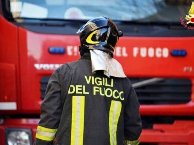 Tre betoniere in fiamme in una ditta di calcestruzzo nell’Agrigentino: indagano i carabinieri