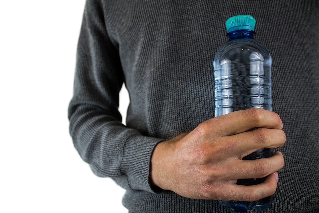 Agrigento, marito lancia cassetta d’acqua alla moglie: tutto per un “no” della donna alle richieste di denaro