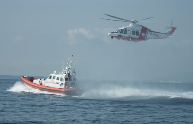 La barca affonda ma vengono salvati dalla guardia costiera: paura a Siracusa