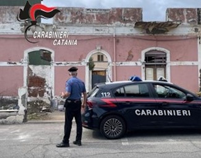 Sequestrato immobile a Riposto: lavori abusivi e abbandono di rifiuti pericolosi, denunciato un uomo