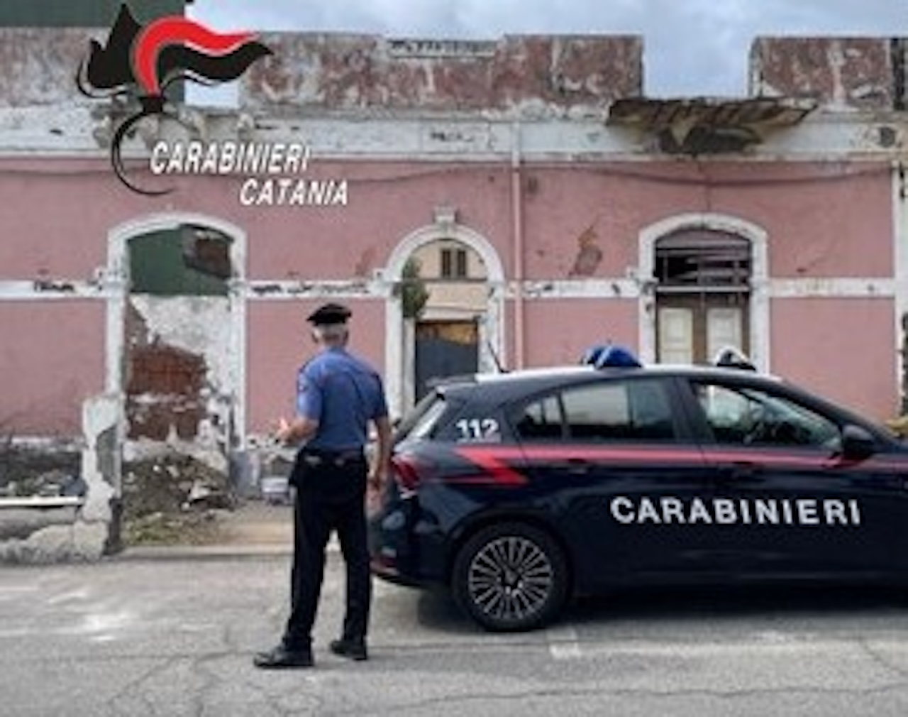 Sequestrato immobile a Riposto: lavori abusivi e abbandono di rifiuti pericolosi, denunciato un uomo