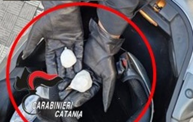Aci Catena, tenta la fuga ma viene bloccato: 36enne arrestato con 42 grammi di cocaina