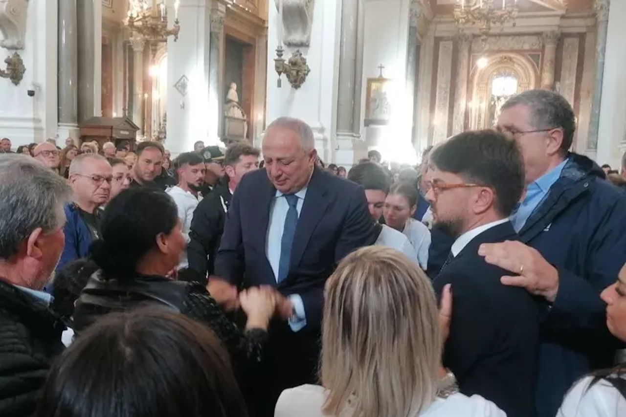 Palermo applaude in lacrime Paolo Taormina, i funerali per un “dolore inconsolabile”