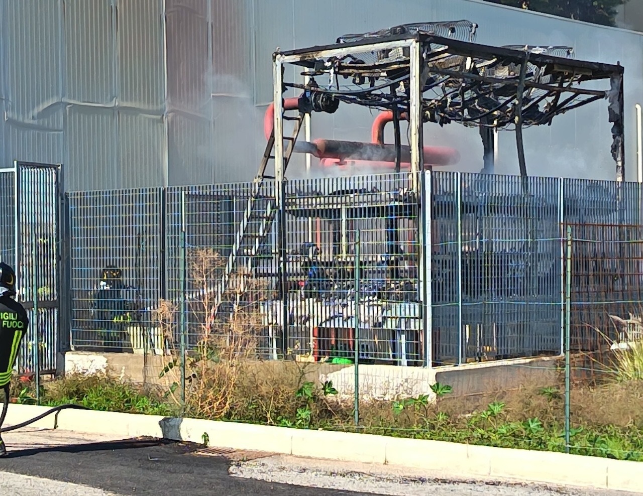 L’incendio nell’area esterna dell’ARNAS Civico di Palermo
