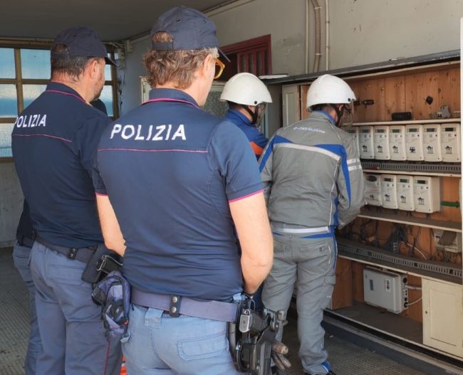 Catania, scoperti 30 allacci abusivi alla rete elettrica e chiusa un’attività di parrucchiere-estetista senza autorizzazione