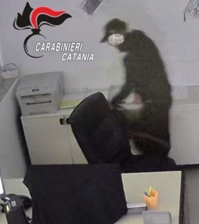 Acireale, ruba 1.380 euro in monete dalla cassa del parcheggio dell’ospedale: denunciato 39enne – VIDEO