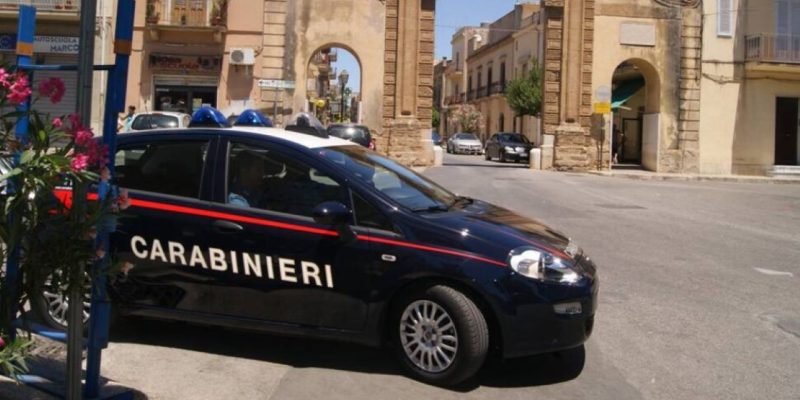 Castelvetrano, giovane denunciato per tentato omicidio: aggressione con una bottiglia di vetro in un distributore di carburanti