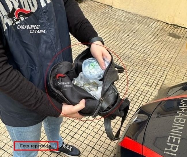 Sorpreso con crack, marijuana e contanti: denunciato un uomo a Paternò
