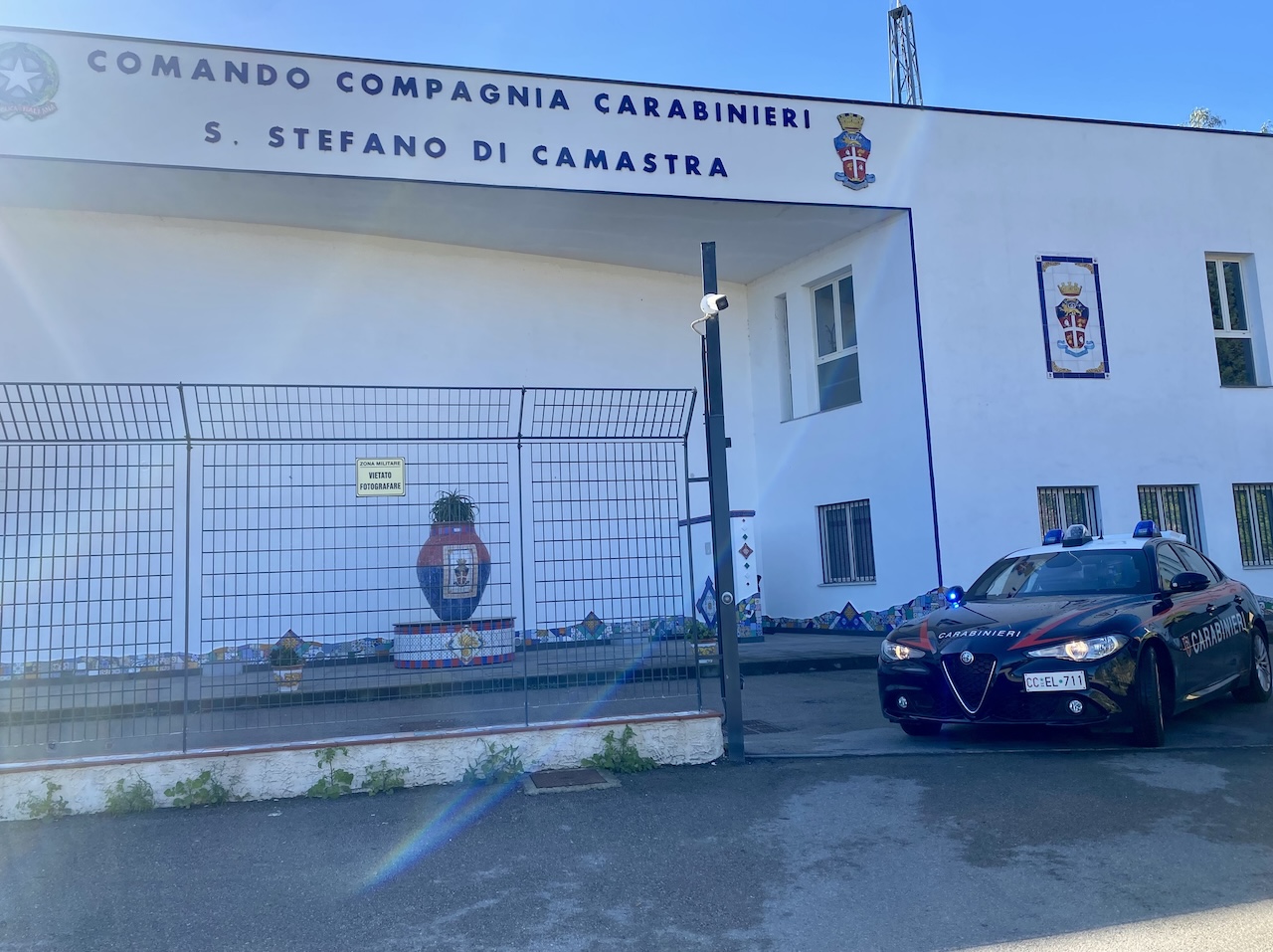 La struttura ricettiva di Santo Stefano di Camastra restava aperta nonostante la sospensione: doppia denuncia per il titolare e sequestro