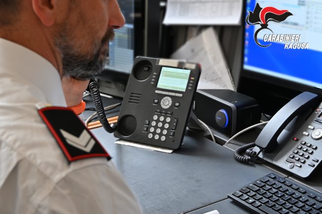 Usa spray urticante per confondere le vittime e rubarne il cellulare: arrestato minorenne a Vittoria