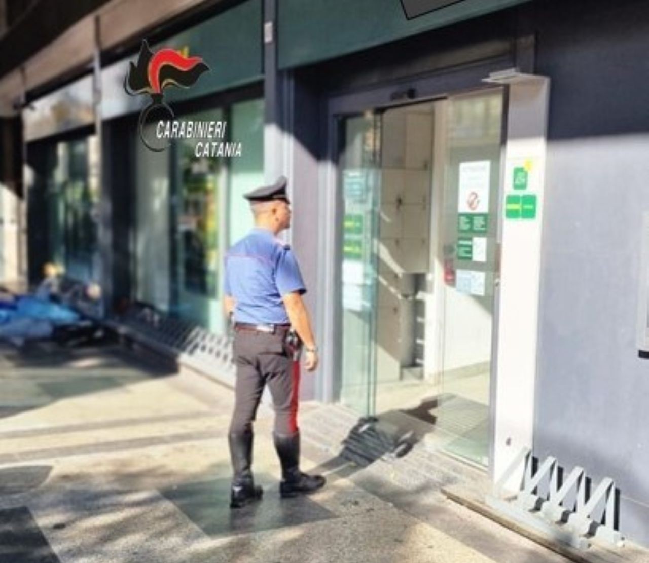 Catania, le sfila il portafoglio dalla borsa mentre è in fila in banca: arrestata una 46enne
