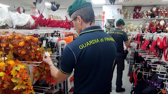 Catania, sequestrati oltre 31mila prodotti per Halloween non sicuri: sanzioni per più di 25mila euro