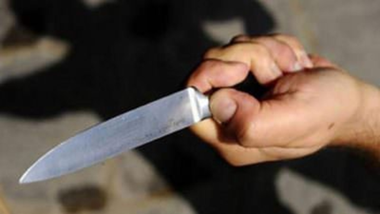 Disturbato dagli schiamazzi notturni, 60enne aggredisce ragazzi con due coltelli: arrestato