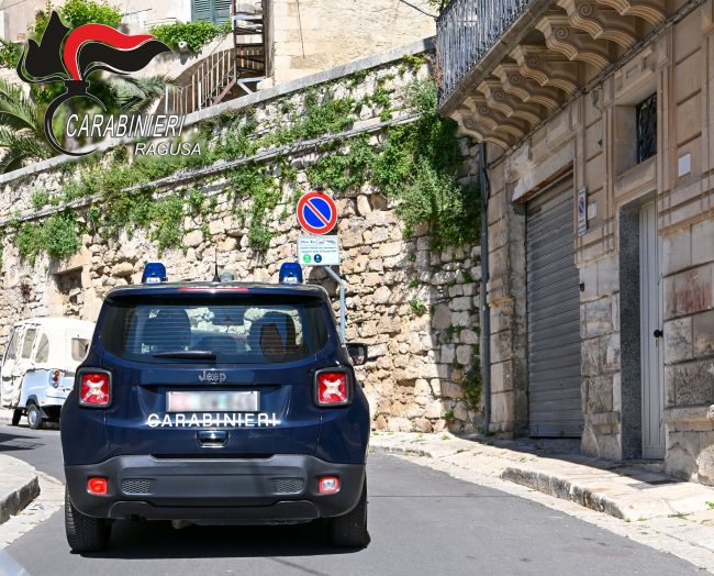 Ragusa, denunciata 18enne per spaccio e 22enne per minacce con pistola