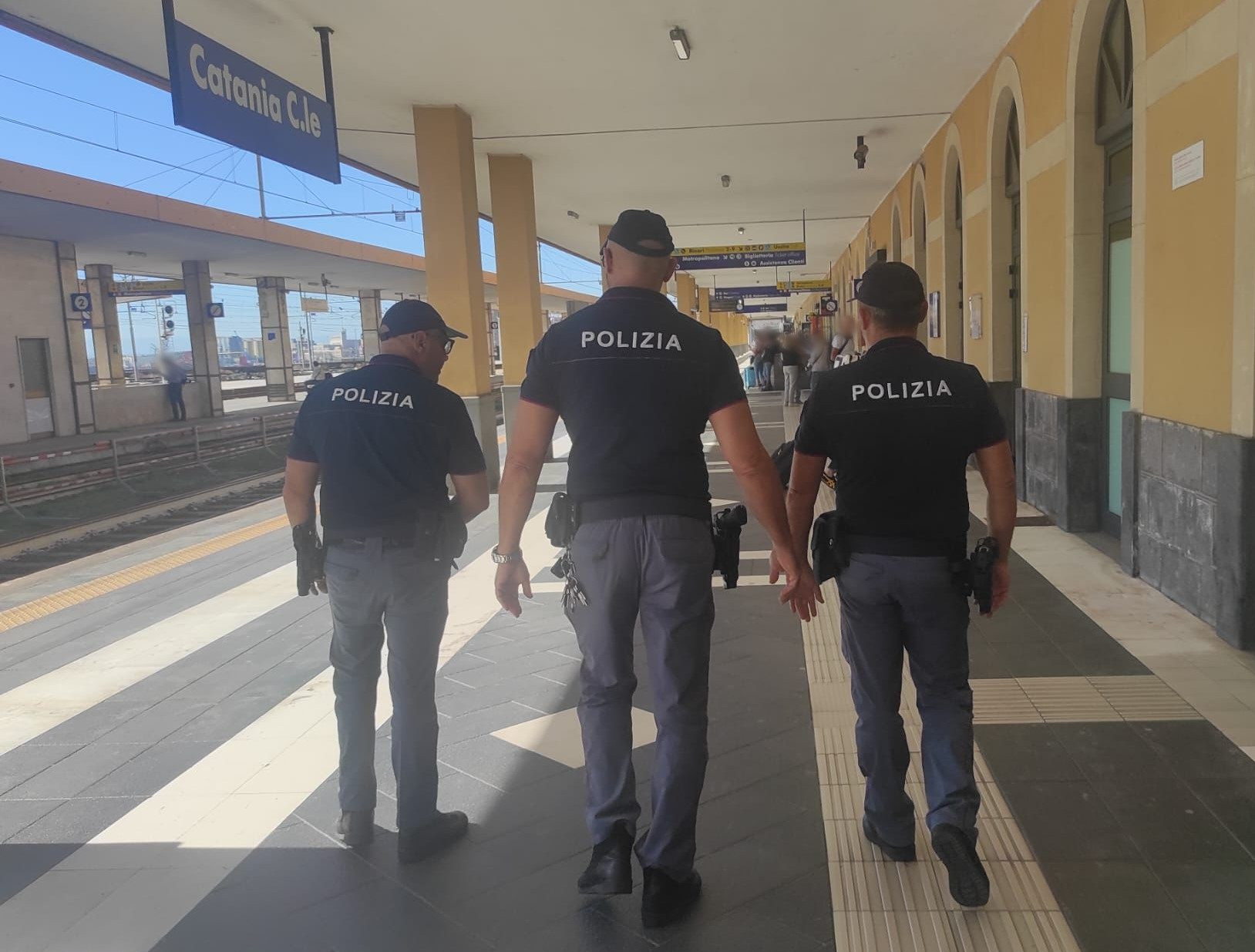 Catania, dimentica sul treno zaino con documenti e 3.500 euro: la polizia lo ritrova e glielo restituisce
