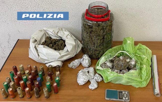 Dalla droga sui tetti alla borsa piena di munizioni in strada: i controlli a Catania