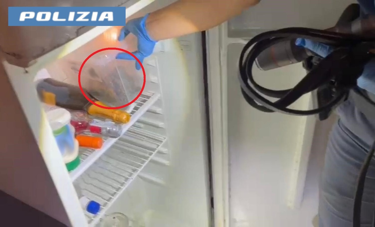 In casa di un catanese bue borsoni con droga e razzi: arrestato