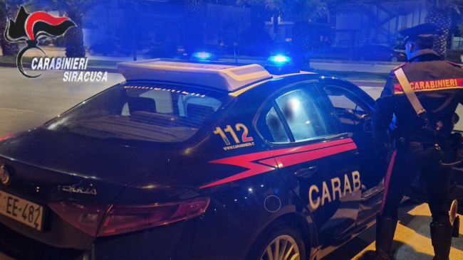Cassibile, aggredisce il compagno e poi i carabinieri: arrestata una donna