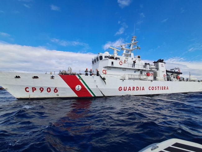Maxi operazione sui mari della Sicilia: sequestrati attrezzi illegali e multati ristoranti