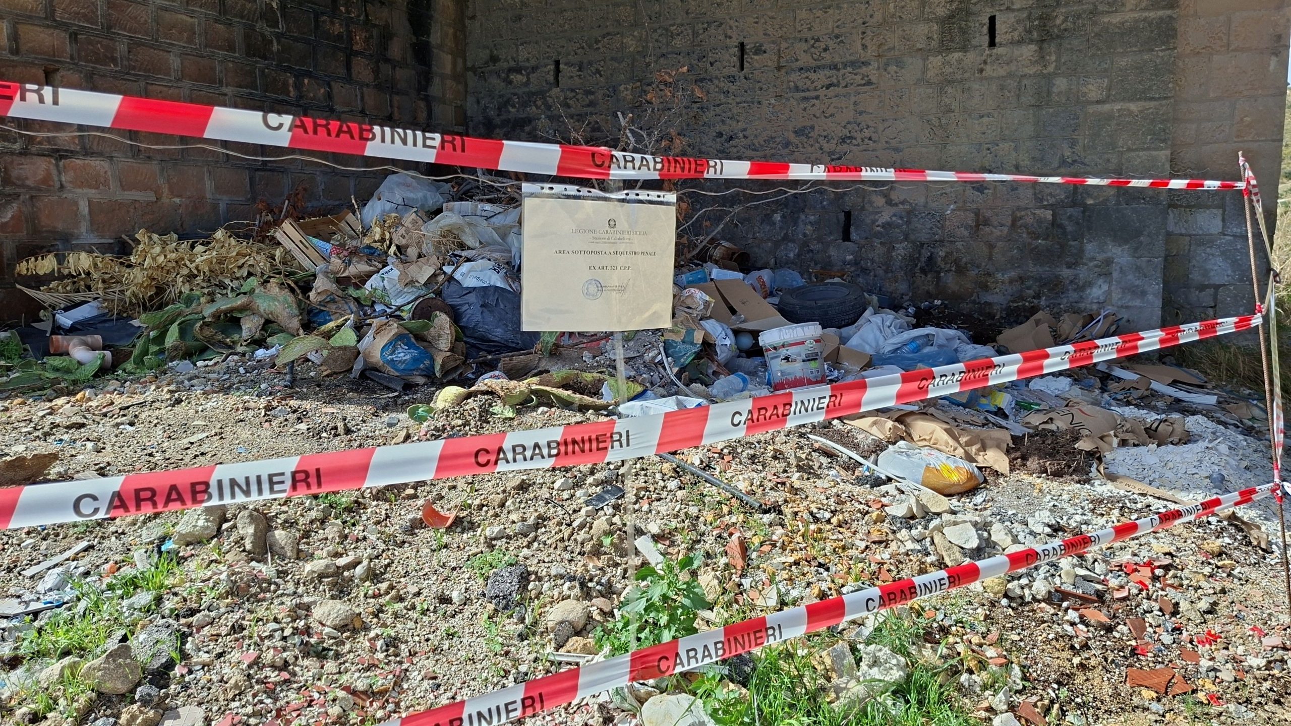 Caltabellotta, abbandonano rifiuti in un’area pubblica: 2 denunce