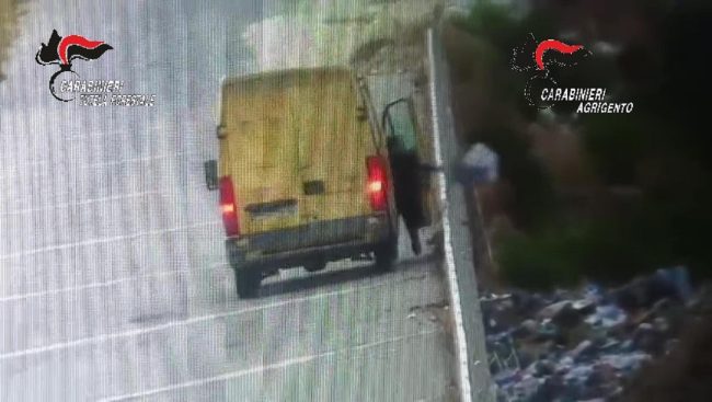 Camastra, sequestrato furgone e deferito un 45enne per gestione illecita di rifiuti