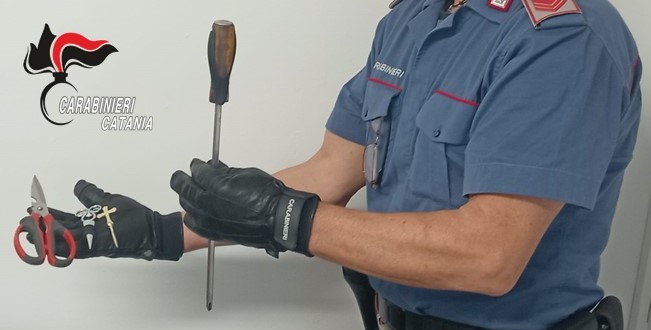 Belpasso, 47enne ubriaco minaccia i clienti di un chiosco con una spranga