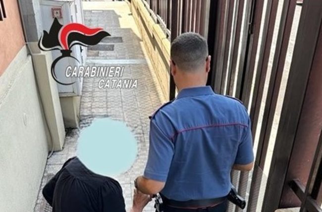 Biancavilla, picchia la madre perché non gli dà i soldi: arrestato un 46enne