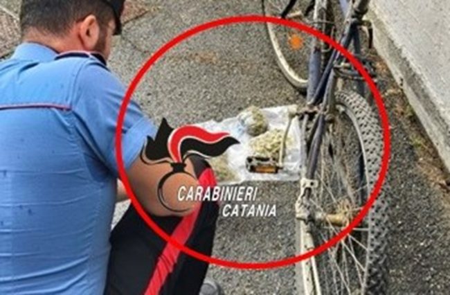 Catania, arrestato pusher in bicicletta con mezzo chilo di marijuana