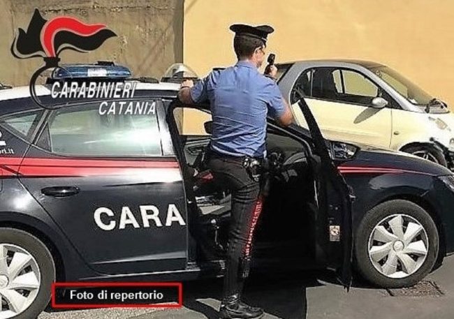 Senza patente non si ferma all’alt: denunciato 18enne nel Catanese