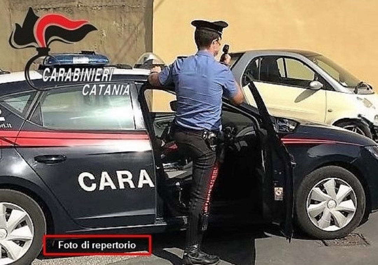 Senza patente non si ferma all’alt: denunciato 18enne nel Catanese