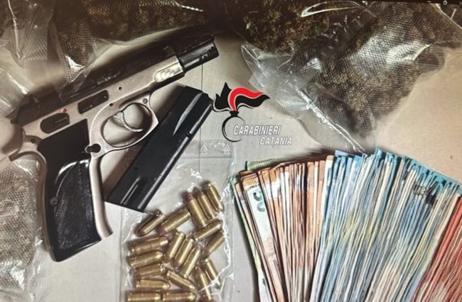 Il blitz a San Cristoforo e l’arresto di un giovane con pistola clandestina, droga e oltre 6.000 euro in contanti
