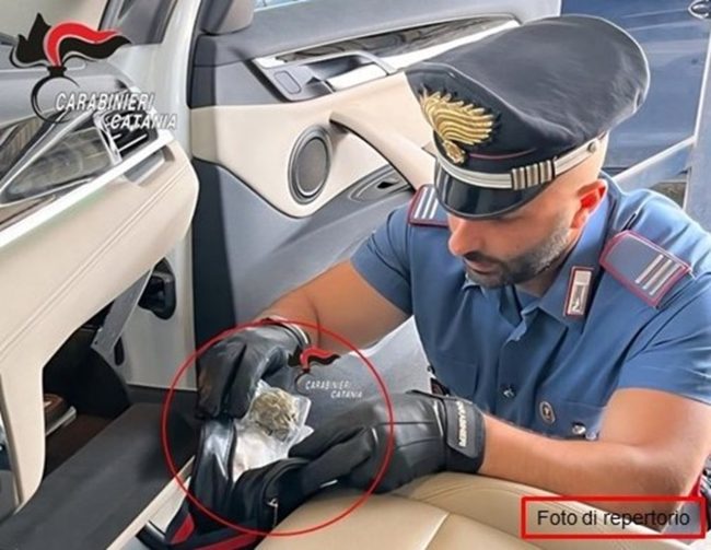 Catania, corre a tutta velocità in centro: 21enne fermato dai carabinieri e denunciato per spaccio