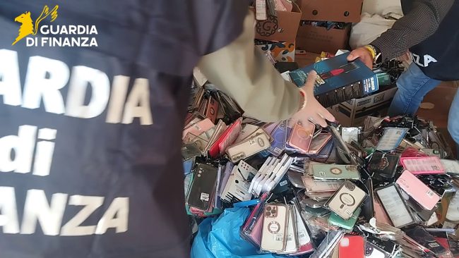 Caltanissetta, controlli della Finanza alla festa del Patrono: sequestrati 10mila articoli irregolari e sanzioni per 26 commercianti
